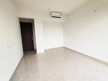 Room in 2 BHK Apartment at Indiabulls One Indiabulls, Pokhran Road No Two – for Rent