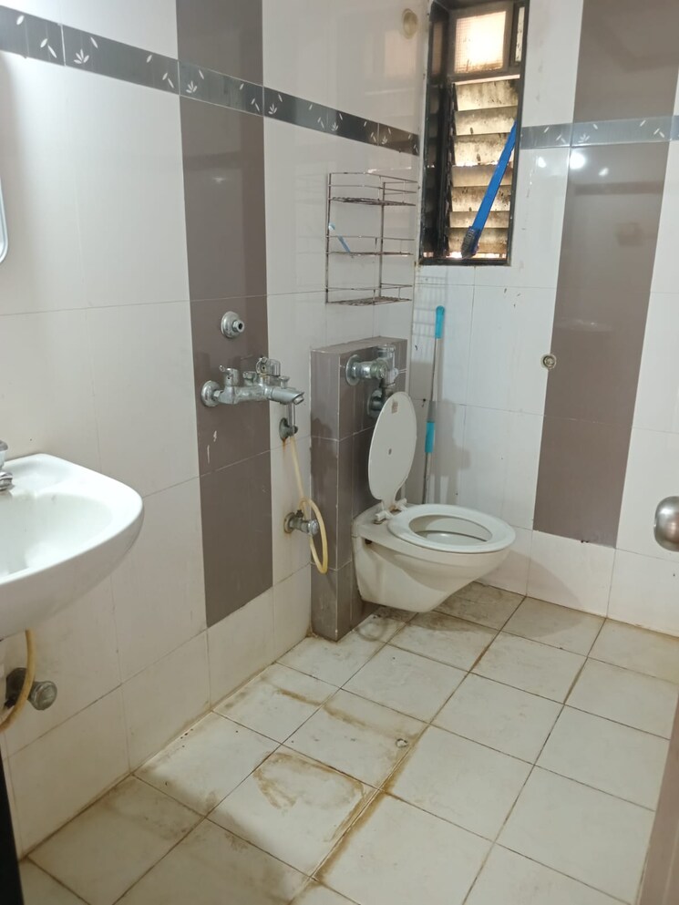 Bathroom, sapphire-court 3 Bedroom 1100 Sq.Ft. Apartment In Andheri West Mumbai 9072674