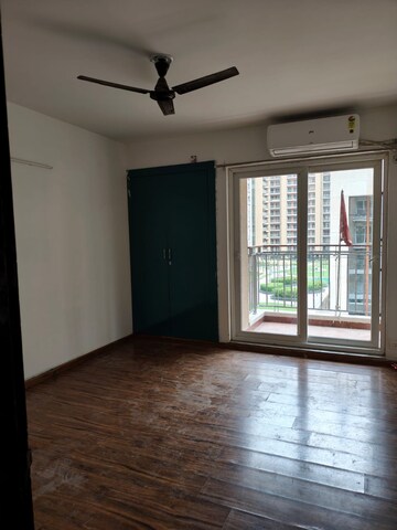 Room in 3.5 BHK Apartment at Gomti Nagar – for Rent