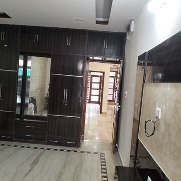 Room in 3 BHK Apartment at Sector 34 – for Rent