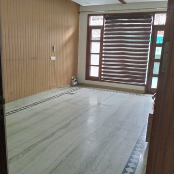 Room in 3 BHK Apartment at Sector 34 – for Rent