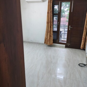 Room in 3 BHK Apartment at Sector 44 – for Rent