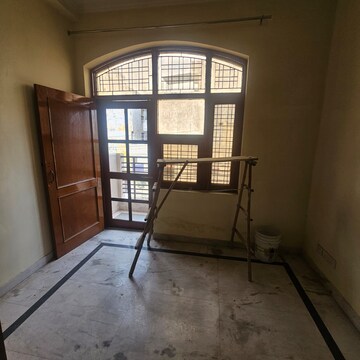 Room in 2 BHK Builder Floor at Sector 9 – for Rent
