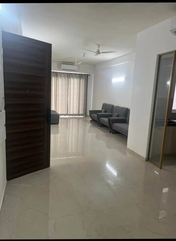 Room in 3 BHK Apartment at Smart World Orchard, Sector 61 – for Rent