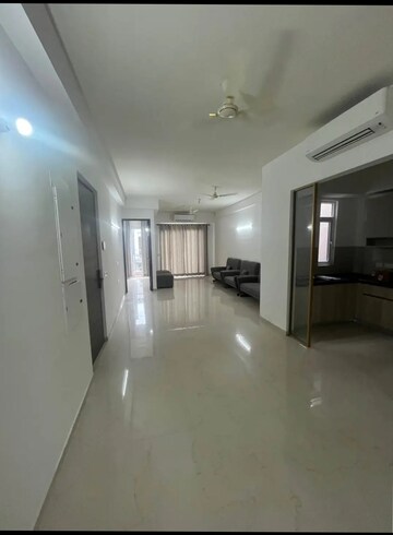 Building Lobby in 3 BHK Apartment at Smart World Orchard, Sector 61 – for Rent
