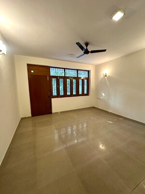 Room in 6 BHK Independent House at Shivalik Colony – for Rent