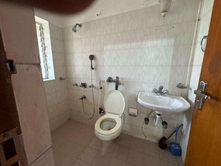 Bathroom, lokhandwala-complex 2 Bedroom 890 Sq.Ft. Apartment In Andheri West Mumbai 9072932