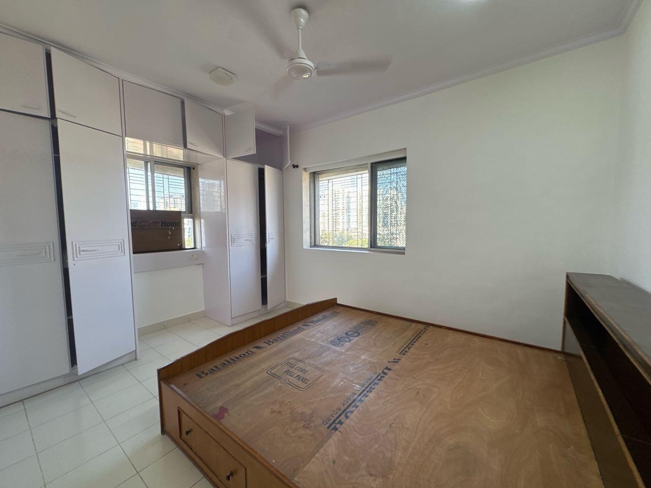 2 BHK + Servant Room Apartment For Rent in Lokhandwala Complex