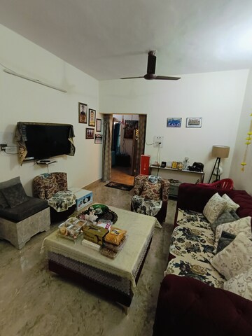 Living Room in 2.5 BHK Builder Floor at Sheikh Sarai – for Sale