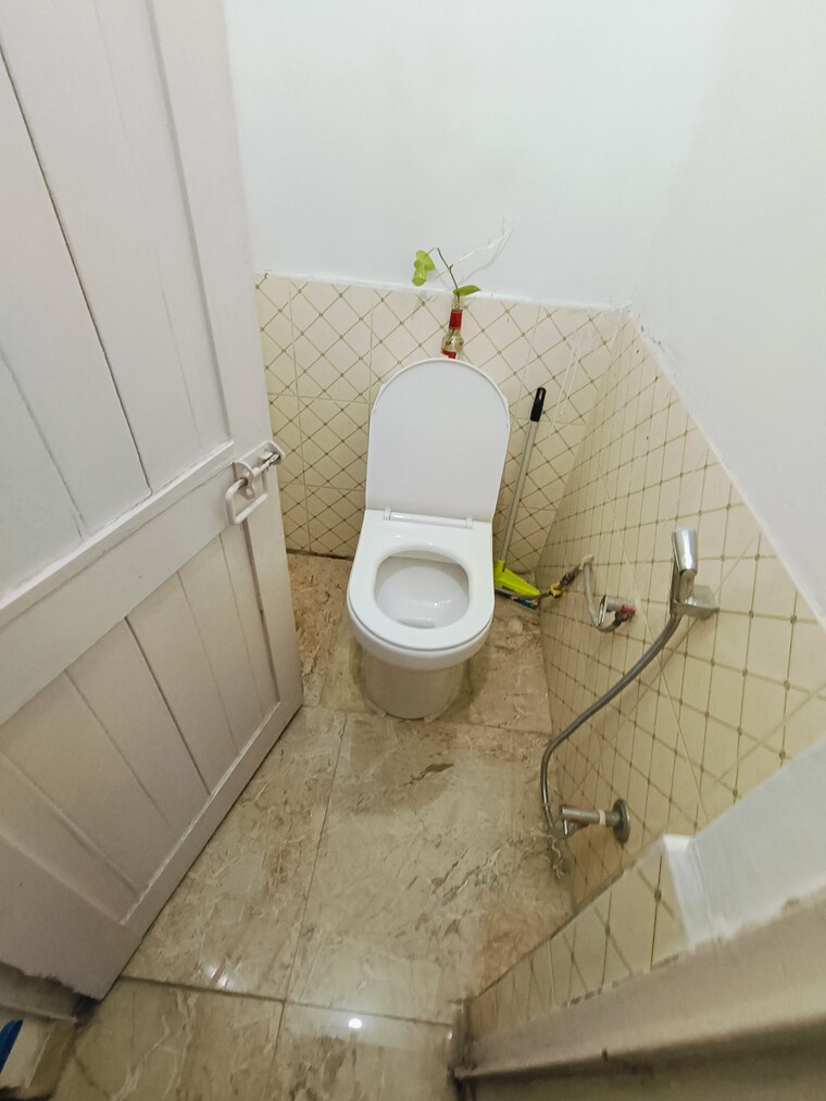 Bathroom, sheikh sarai 2.5 Bedroom 1200 Sq.Ft. Builder Floor In Sheikh Sarai Delhi 9073037