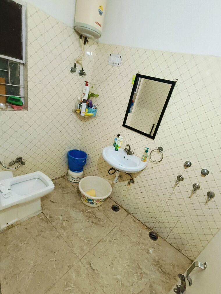 Bathroom, sheikh sarai 2.5 Bedroom 1200 Sq.Ft. Builder Floor In Sheikh Sarai Delhi 9073037