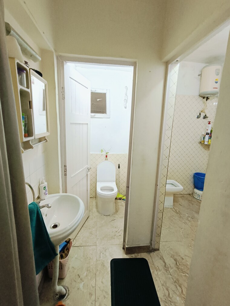 Bathroom, sheikh sarai 2.5 Bedroom 1200 Sq.Ft. Builder Floor In Sheikh Sarai Delhi 9073037