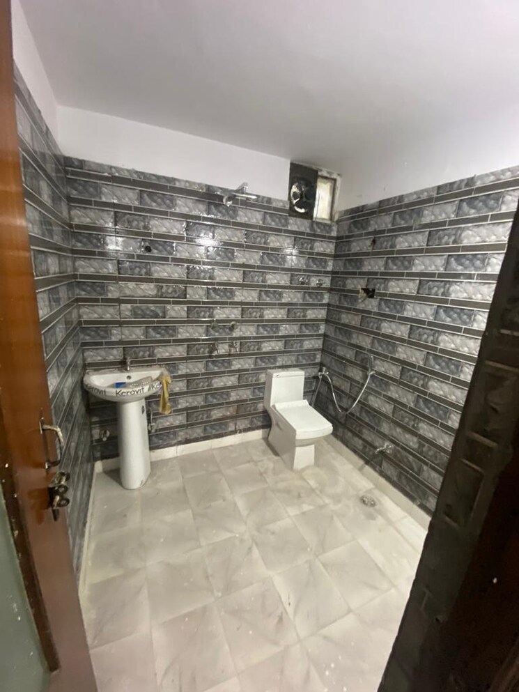 Bathroom, rajendra nagar sector 3 4 Bedroom 1800 Sq.Ft. Apartment In Rajendra Nagar Sector 3 Ghaziabad 9073063
