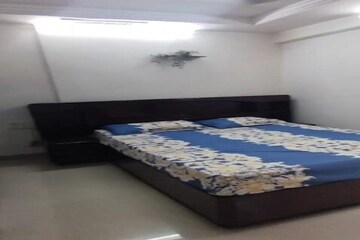 Bedroom in 2 BHK Apartment at Triveni CHS Andheri, Andheri West – for Rent