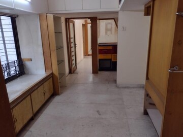 Room in 2 BHK Apartment at Andheri CHS, Andheri West – for Rent