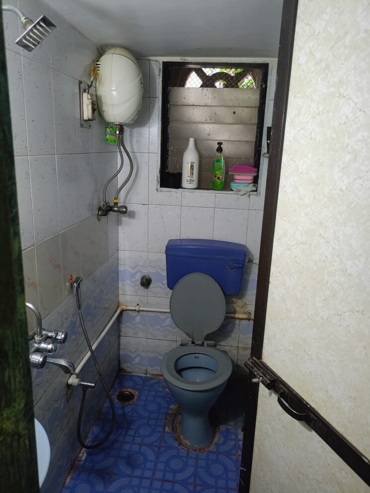 Bathroom, mulund east 1 Bedroom 410 Sq.Ft. Apartment In Mulund East Mumbai 9073101