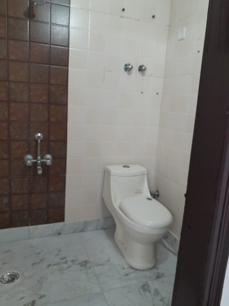Bathroom, vasundhara sector 4 4 Bedroom 1996 Sq.Ft. Apartment In Vasundhara Sector 4 Ghaziabad 9073110