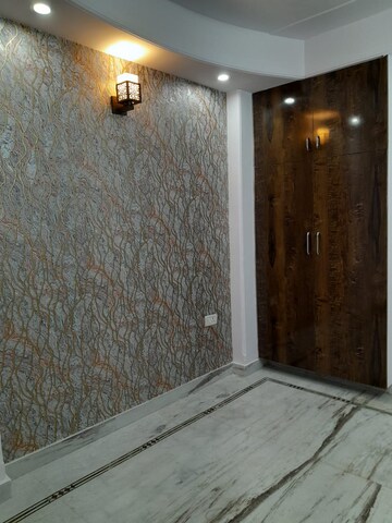 Room in 4 BHK Apartment at Vasundhara Sector 4 – for Rent
