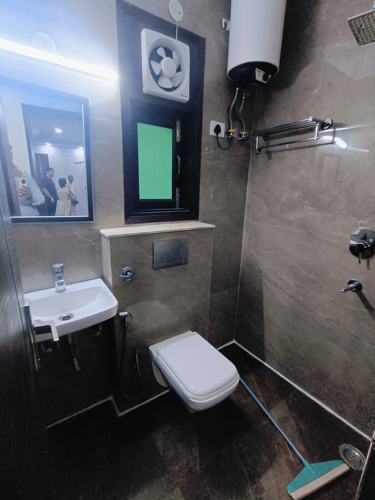 Bathroom, gautam nagar 1 RK 400 Sq.Ft. Builder Floor In Gautam Nagar Delhi 9073114