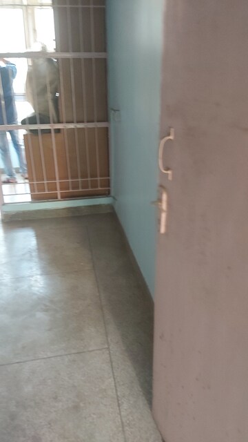 Room in 2 BHK Apartment at Mayur Vihar – for Rent