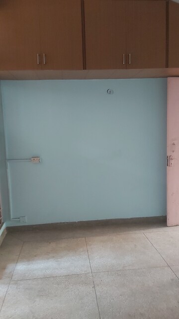 Room in 2 BHK Apartment at Mayur Vihar – for Rent