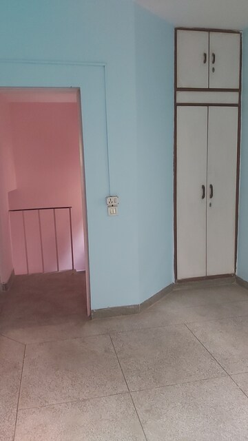 Room in 2 BHK Apartment at Mayur Vihar – for Rent