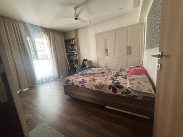 Bedroom in 3 BHK Apartment at Andheri West – for Rent