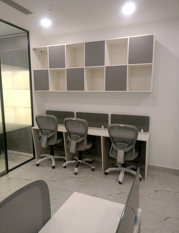 Team Area, wave-one Commercial Office Space 500 Sq.Ft. In Sector 18 Noida 9073211