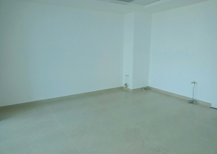 Room, wave-one Commercial Office Space 1093 Sq.Ft. In Sector 18 Noida 9073226