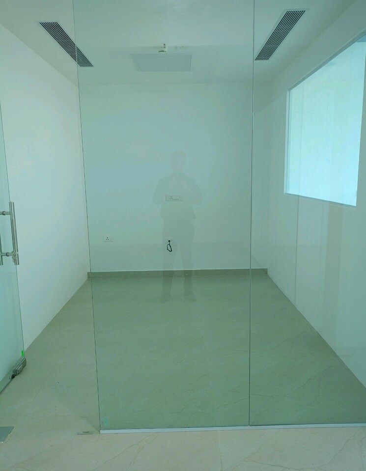 Room, wave-one Commercial Office Space 1093 Sq.Ft. In Sector 18 Noida 9073226