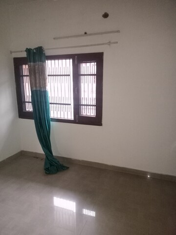 Room in 5 BHK Independent House at Sector 46 – for Rent
