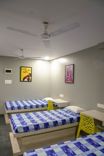  Pg For Rent in Marine Lines