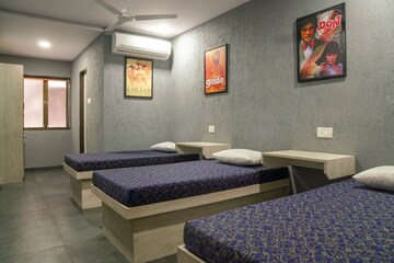  Pg For Rent in Marine Lines