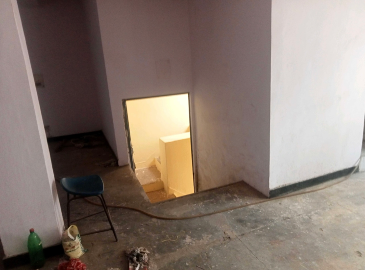 Room, sector 5 Commercial Industrial Plot 2000 Sq.Ft. In Sector 5 Noida 9073438