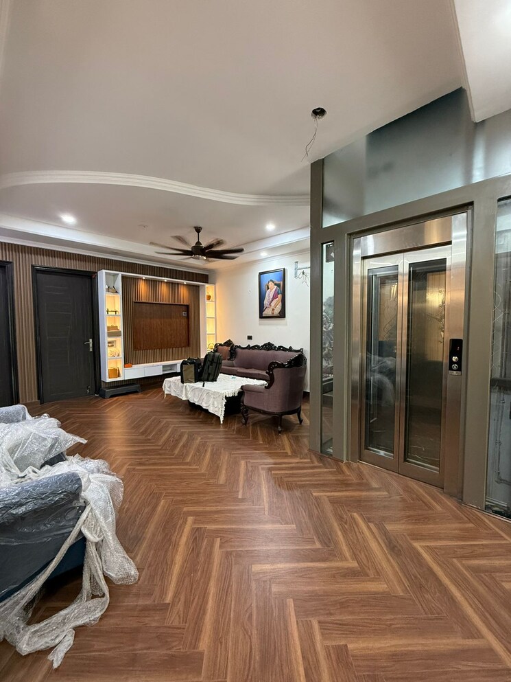  Parking, sector 50 6+ Bedroom 250 Sq.Mt. Villa In Sector 50 Noida 9073456