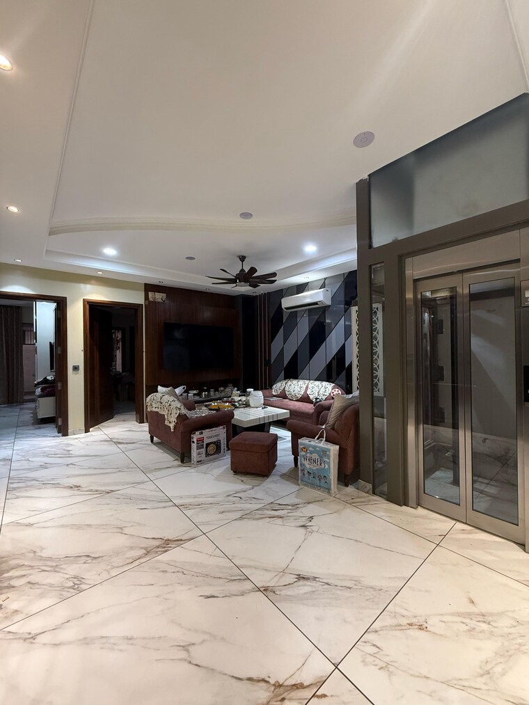  Parking, sector 50 6+ Bedroom 250 Sq.Mt. Villa In Sector 50 Noida 9073456