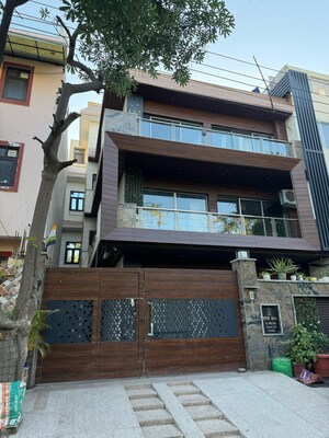6+ BHK Villa – Exterior View View at Sector 50 - for Sale