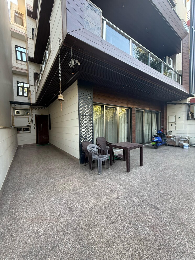  Parking, sector 50 6+ Bedroom 250 Sq.Mt. Villa In Sector 50 Noida 9073456