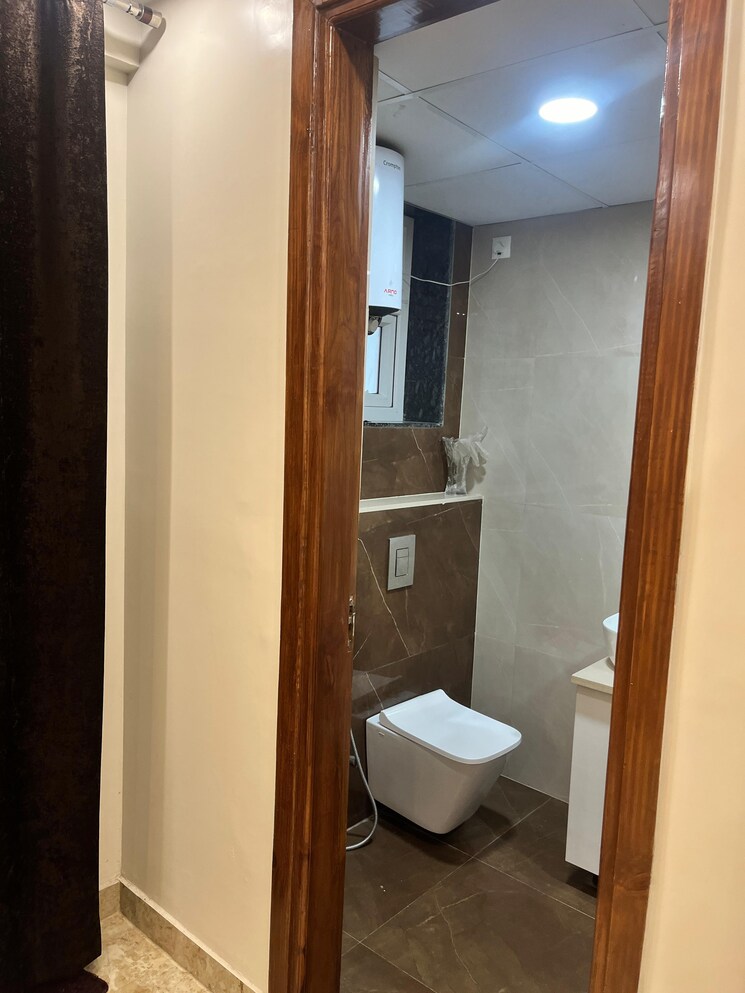 Bathroom, sector 57 3 Bedroom 240 Sq.Yd. Apartment In Sector 57 Gurgaon 9073514