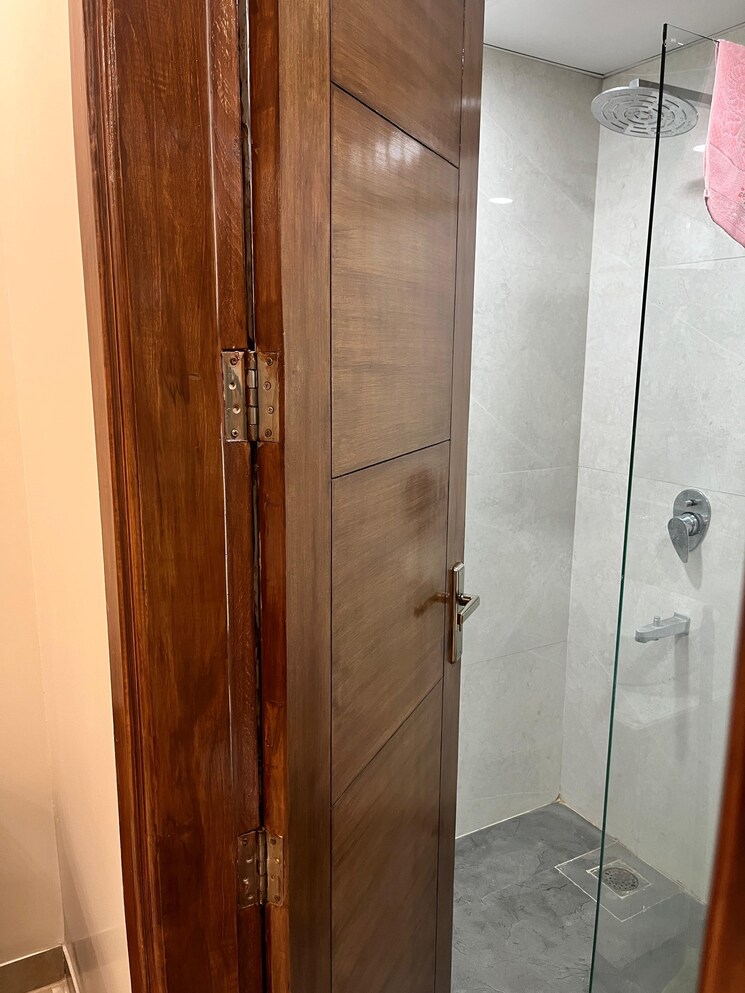 Bathroom, sector 57 3 Bedroom 240 Sq.Yd. Apartment In Sector 57 Gurgaon 9073514