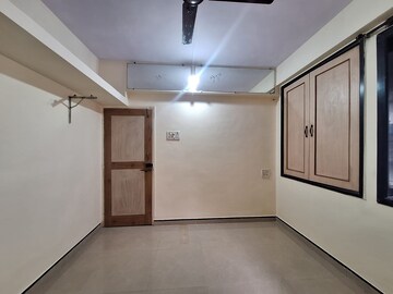 Room in 2.5 BHK Apartment at Mansarovar CHS, Vashi Sector 14 – for Rent