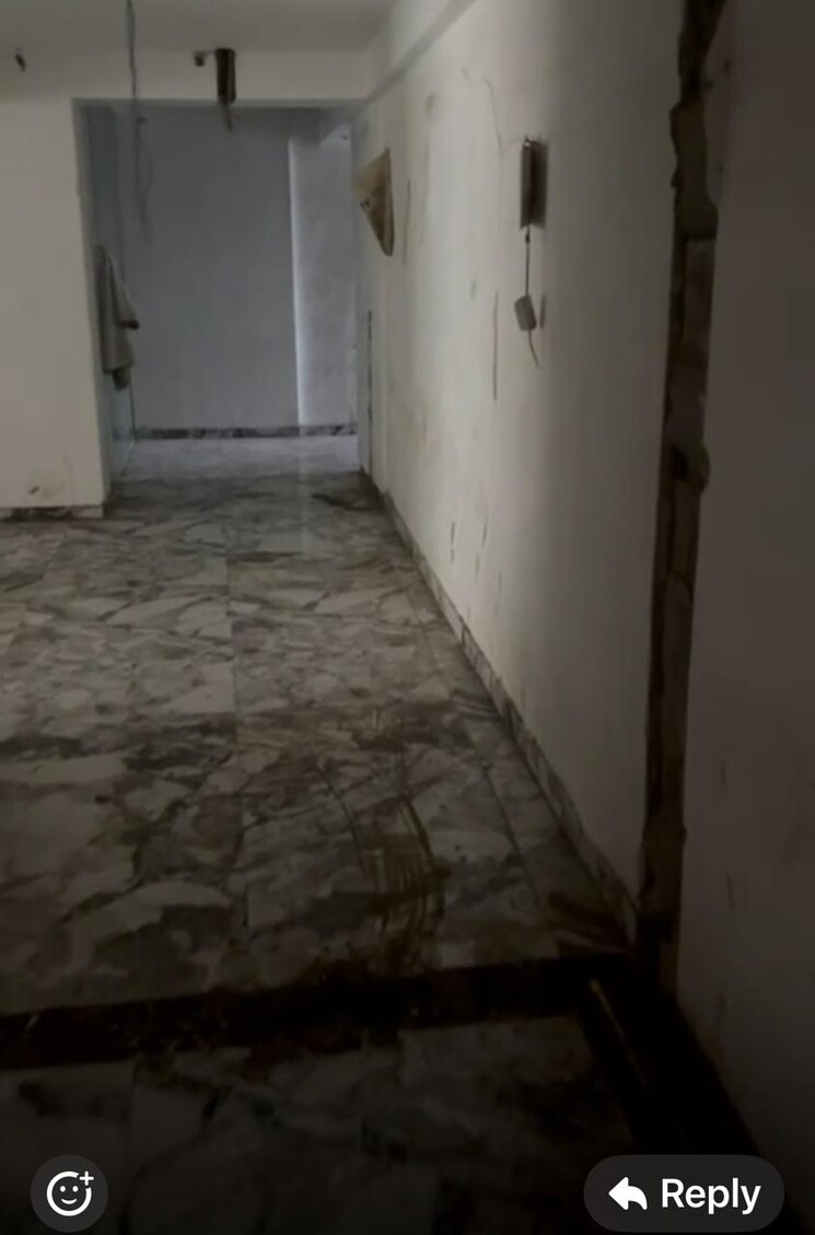 Room, malad east Commercial Office Space 2500 Sq.Ft. In Malad East Mumbai 9073560