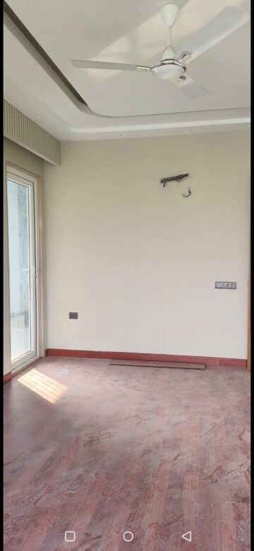 Room in 3 BHK Apartment at Defence Colony – for Rent