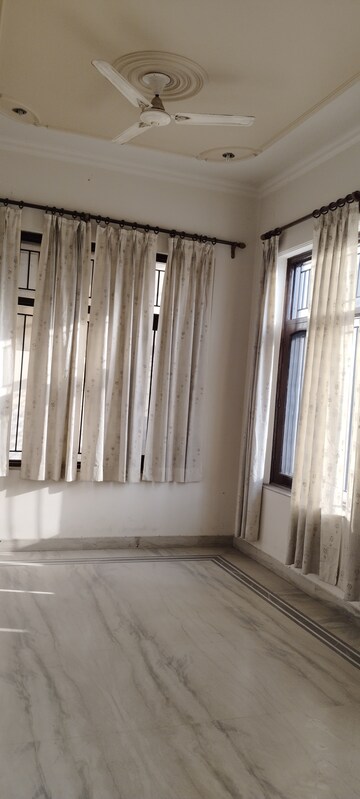 Building Lobby in 3 BHK Builder Floor at G Block Shastri Nagar – for Rent