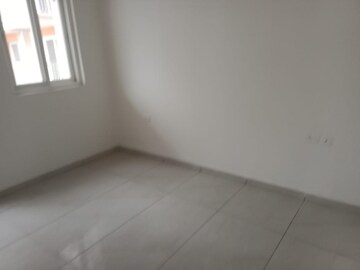 Room in 3 BHK Apartment at Omaxe R2, Gomti Nagar – for Sale