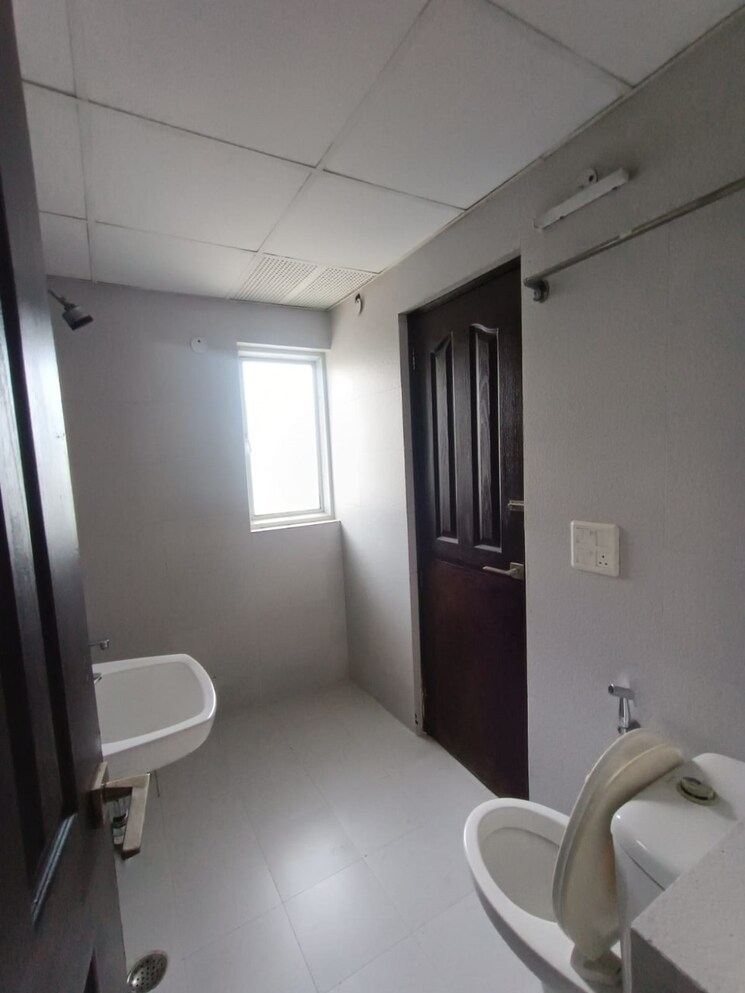 Bathroom, jm-aroma 3 Bedroom 1550 Sq.Ft. Apartment In Sector 75 Noida 9073892