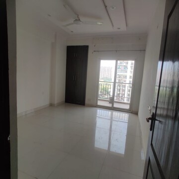 Room in 3.5 BHK Apartment at Maxblis Grand Wellington, Sector 75 – for Rent