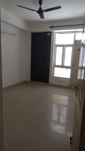 Room in 2 BHK Apartment at Supertech Cape Town, Sector 74 – for Rent