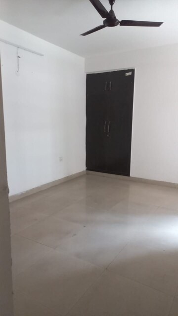 Room in 2 BHK Apartment at Supertech Cape Town, Sector 74 – for Rent