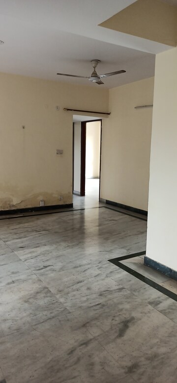 Staircase in 3 BHK Apartment at Mahalaxmi Apartments Gurgaon, Sector 43 – for Rent